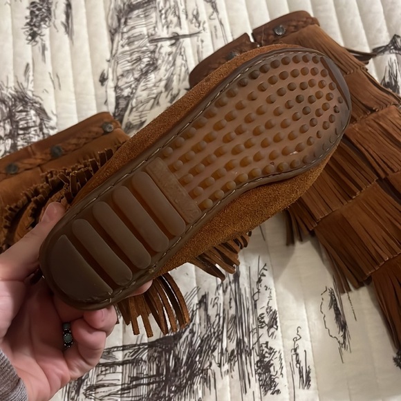 Minnetonka 5 layer fringe moccasins - Picture 6 of 14